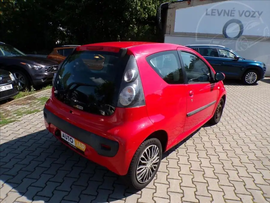 Citroën C1 1,0 i  . — Zezadu zleva