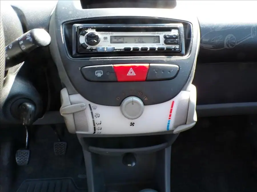 Citroën C1 1,0 i  . — Přístrojový štít se stavem tachometru