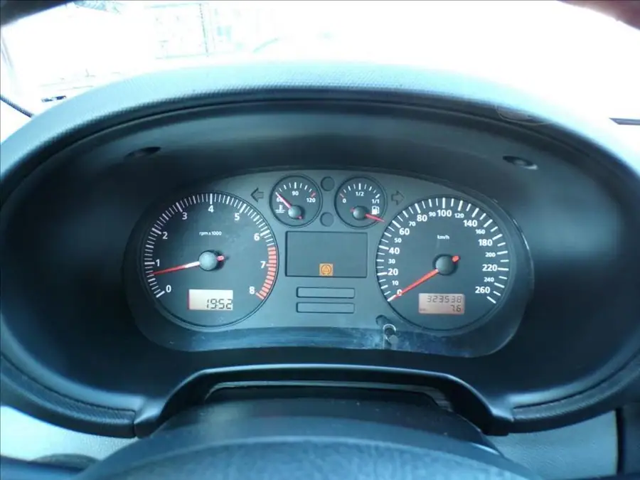 Seat Toledo 2,3 V5-125KW  DIGI.KLIMA — Interiér — palubní deska