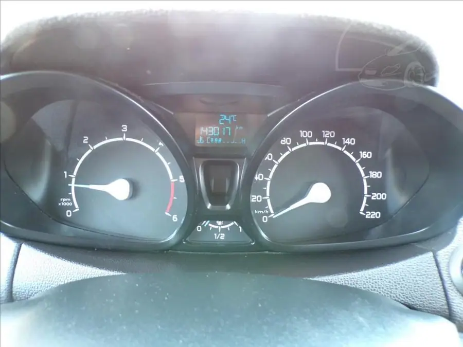 Ford EcoSport 1,5 TDCi  DIGI.KLIMA — Přístrojový štít se stavem tachometru