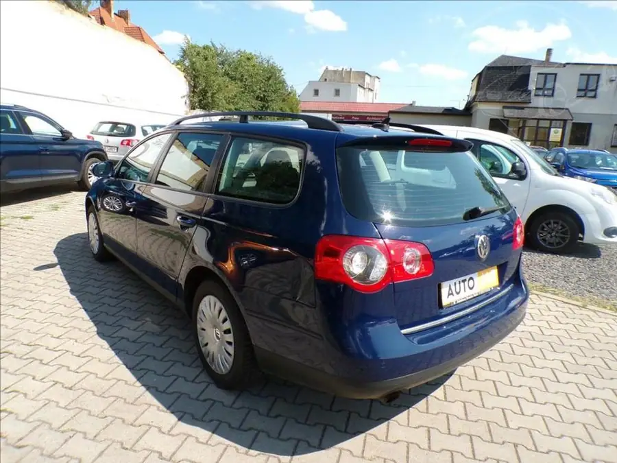 Volkswagen Passat 1,6 FSI — Zezadu zprava