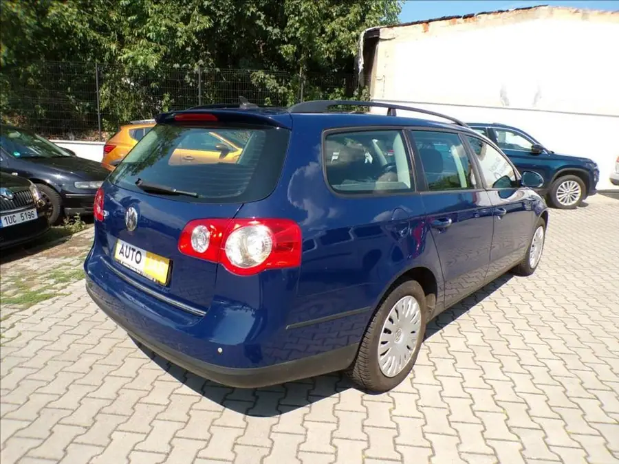 Volkswagen Passat 1,6 FSI — Zezadu zleva