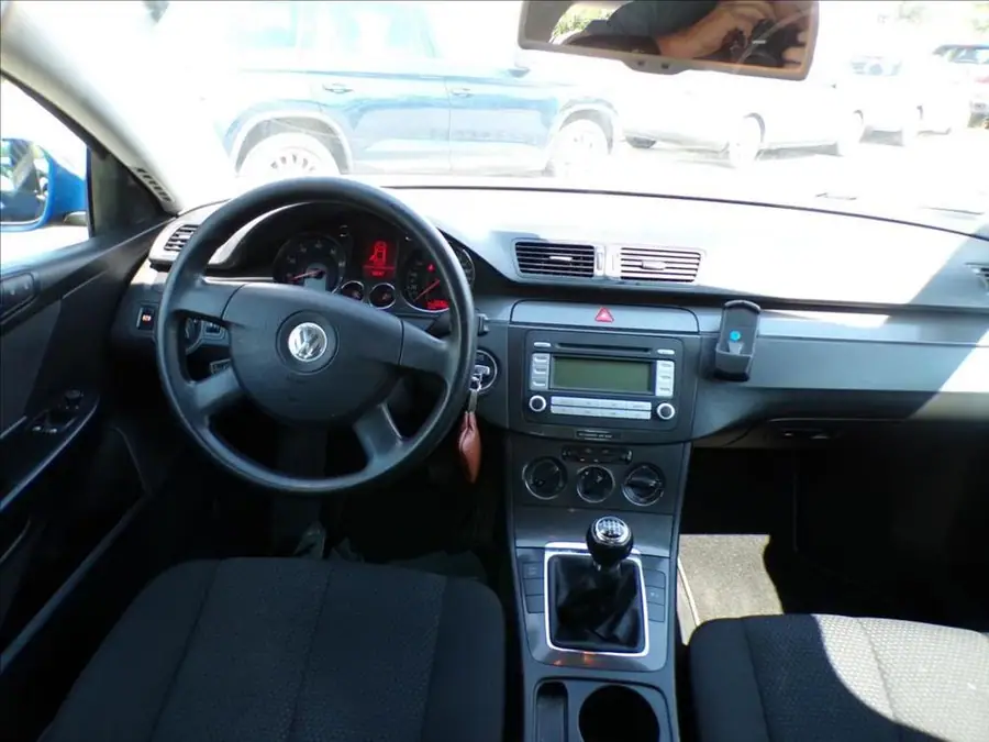 Volkswagen Passat 1,6 FSI — Interiér — palubní deska