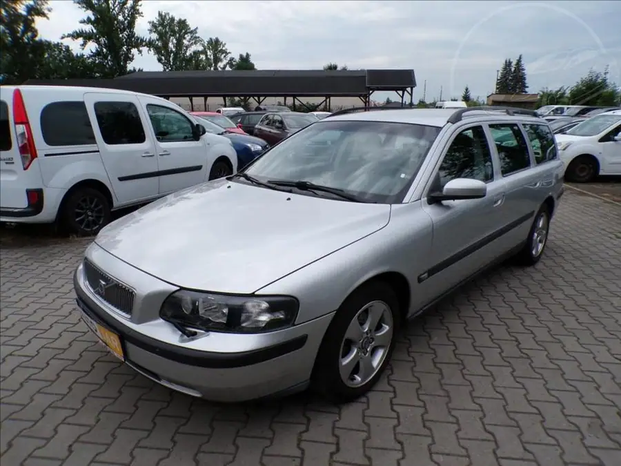 Volvo V70 2,4 D5  TAŽNÉ ZAŘÍZENÍ,XENONY — Zepředu zblízka