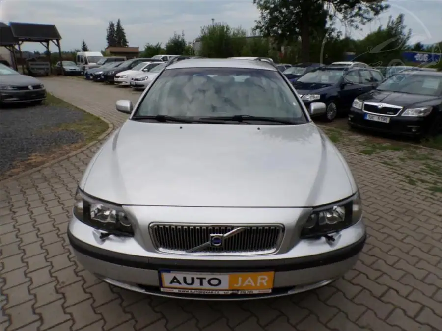 Volvo V70 2,4 D5  TAŽNÉ ZAŘÍZENÍ,XENONY — Čelní pohled