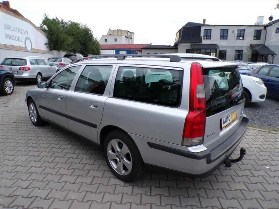 Volvo V70 2,4 D5  TAŽNÉ ZAŘÍZENÍ,XENONY — Zezadu zprava