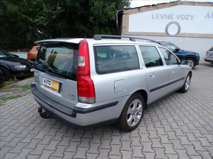 Volvo V70 2,4 D5  TAŽNÉ ZAŘÍZENÍ,XENONY — Zezadu zleva