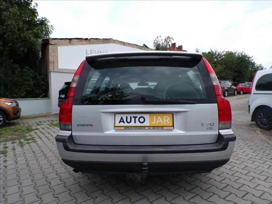 Volvo V70 2,4 D5  TAŽNÉ ZAŘÍZENÍ,XENONY — Zadní pohled