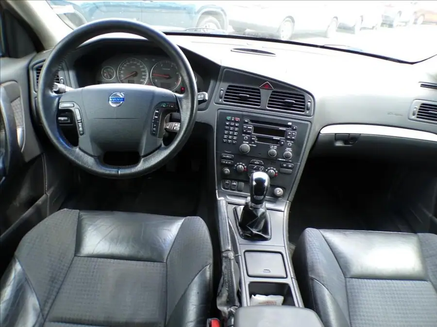 Volvo V70 2,4 D5  TAŽNÉ ZAŘÍZENÍ,XENONY — Interiér — palubní deska