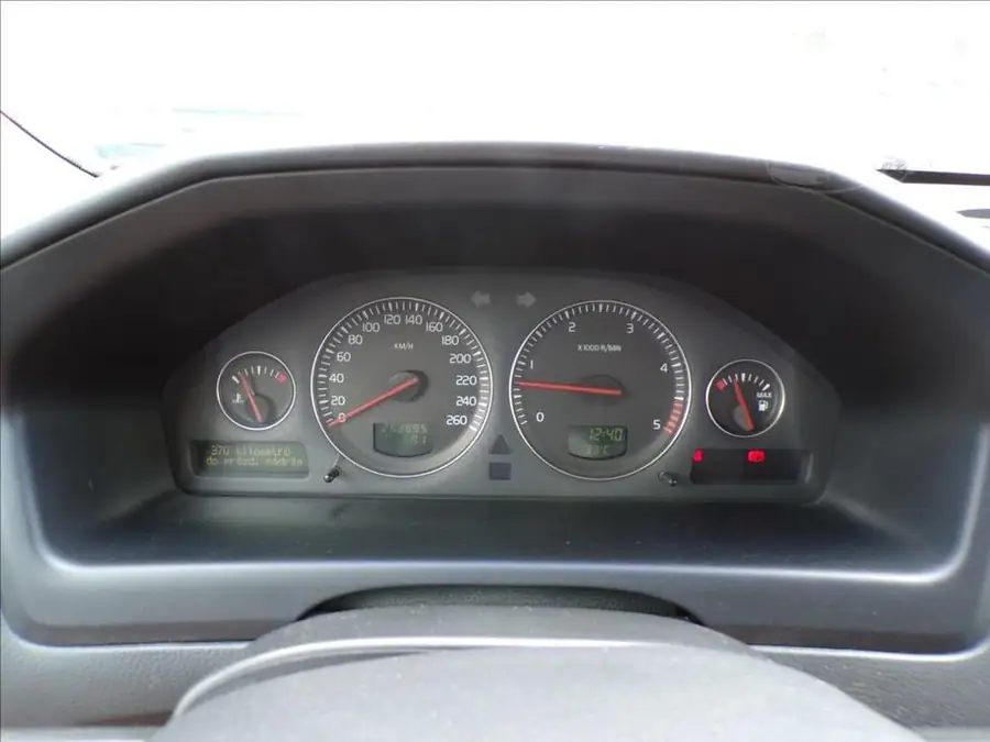 Volvo V70 2,4 D5  TAŽNÉ ZAŘÍZENÍ,XENONY — Přístrojový štít se stavem tachometru