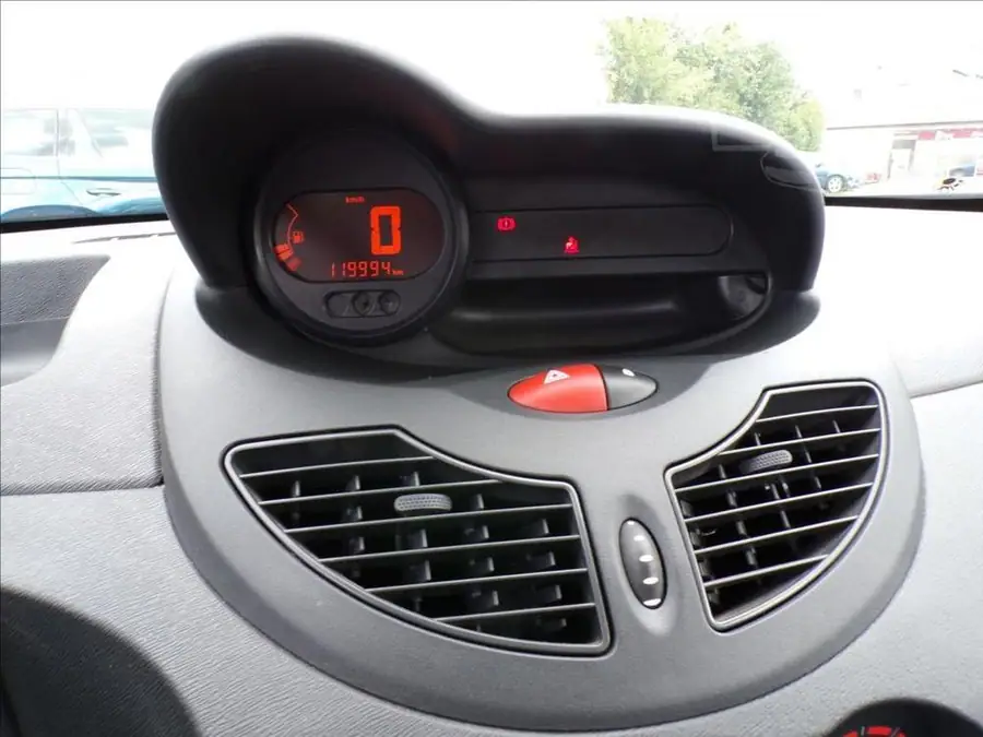 Renault Twingo 1,2 i — Interiér — palubní deska