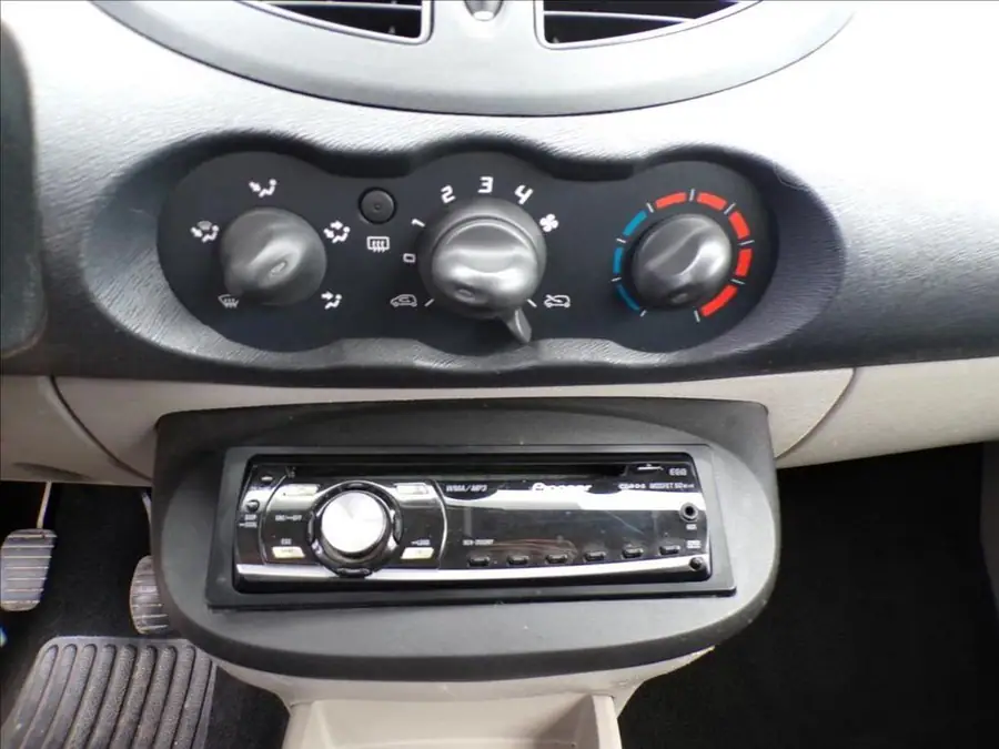 Renault Twingo 1,2 i — Přístrojový štít se stavem tachometru
