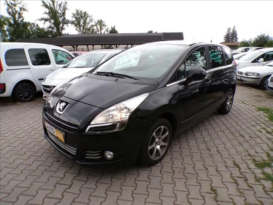 Peugeot 5008 2,0 HDI  TAŽNÉ ZAŘÍZENÍ — Zepředu zblízka