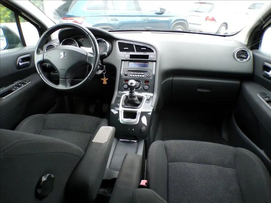 Peugeot 5008 2,0 HDI  TAŽNÉ ZAŘÍZENÍ — Interiér — palubní deska