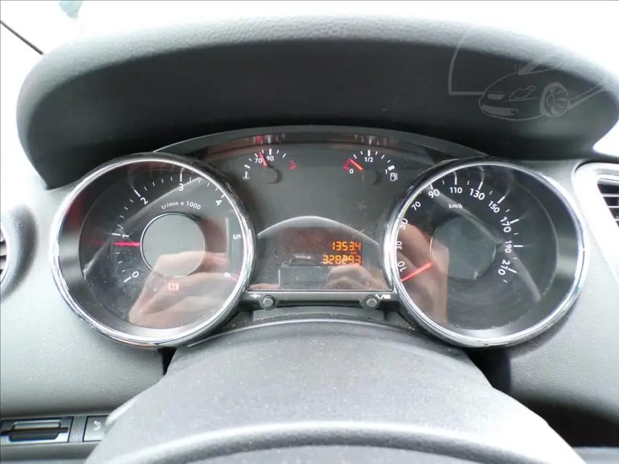 Peugeot 5008 2,0 HDI  TAŽNÉ ZAŘÍZENÍ — Přístrojový štít se stavem tachometru