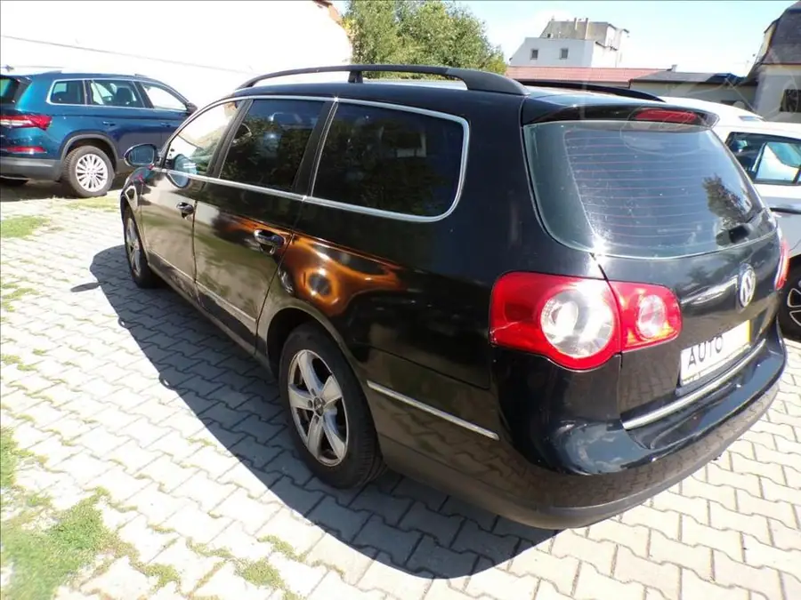 Volkswagen Passat 1,9 TDI N1,TAŽNÉ ZAŘÍZENÍ — Zezadu zprava