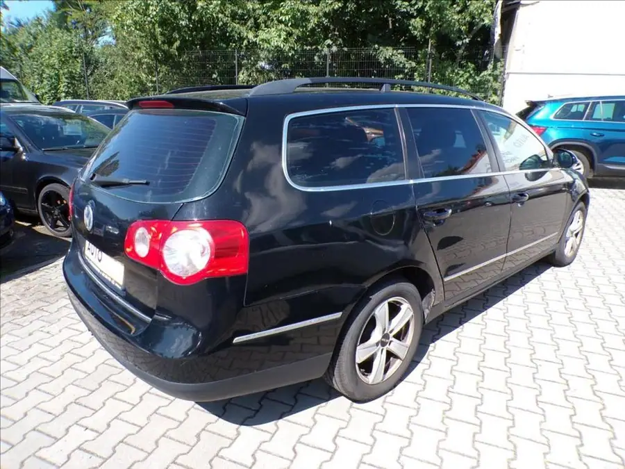 Volkswagen Passat 1,9 TDI N1,TAŽNÉ ZAŘÍZENÍ — Zezadu zleva