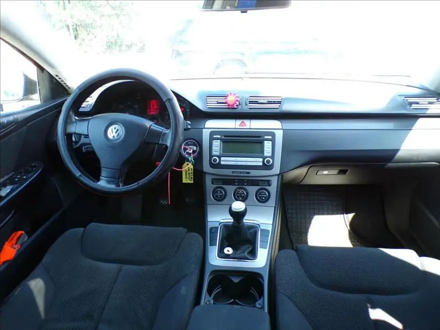 Volkswagen Passat 1,9 TDI N1,TAŽNÉ ZAŘÍZENÍ — Interiér — palubní deska