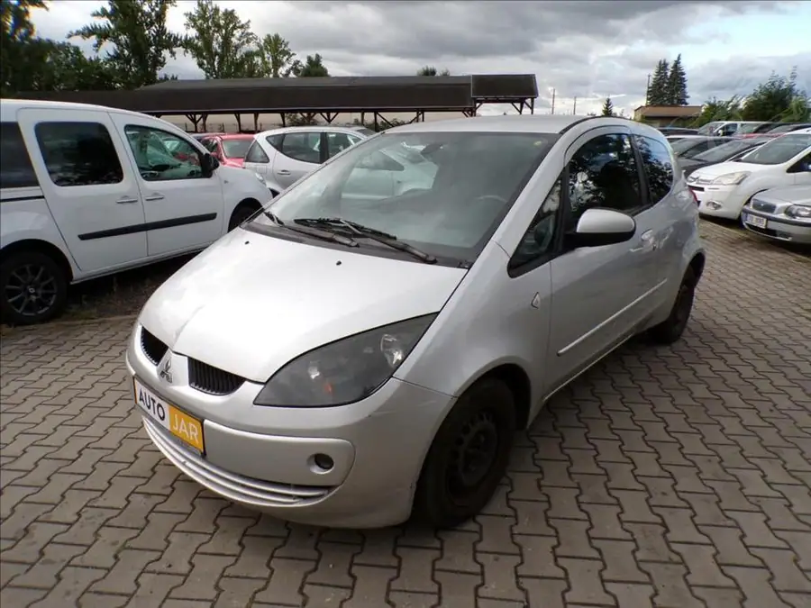 Mitsubishi Colt 1,3 i — Zepředu zblízka