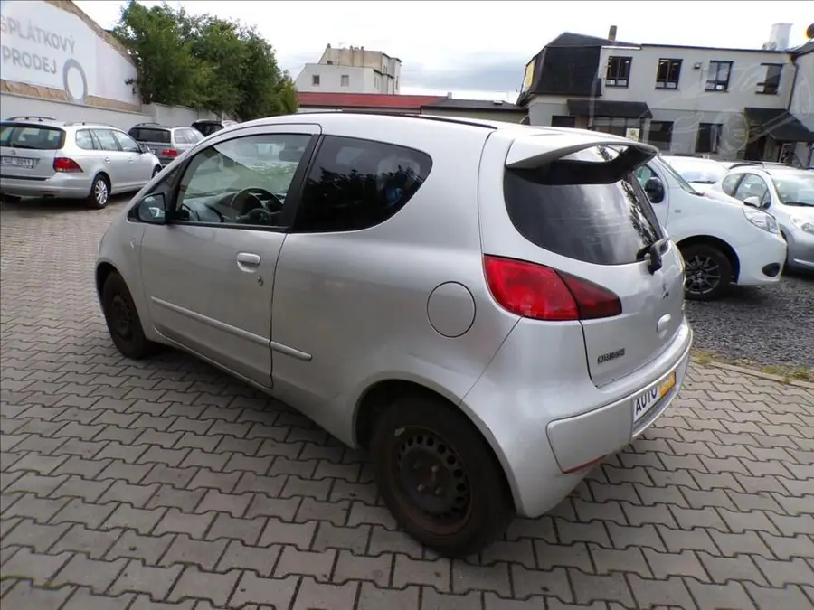 Mitsubishi Colt 1,3 i — Zezadu zprava