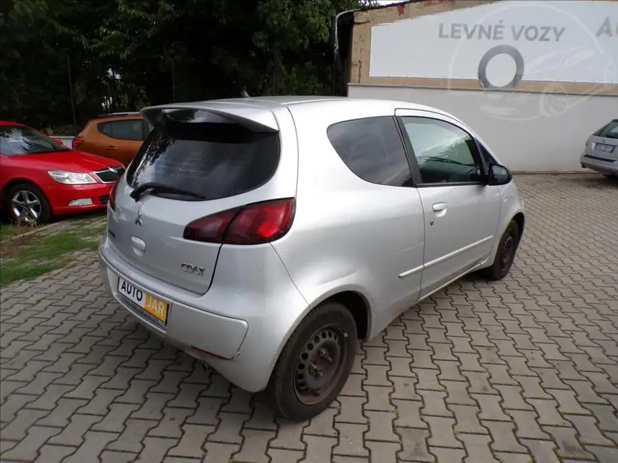 Mitsubishi Colt 1,3 i — Zezadu zleva