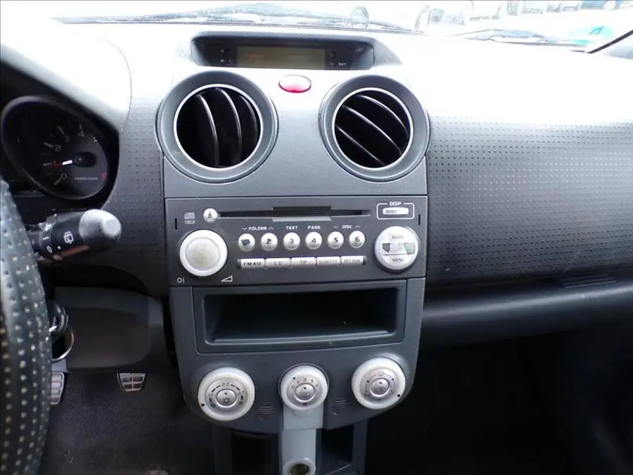 Mitsubishi Colt 1,3 i — Přístrojový štít se stavem tachometru