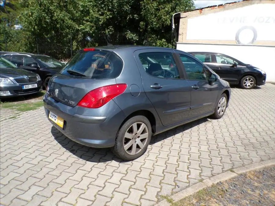 Peugeot 308 1,6 HDi — Zezadu zprava