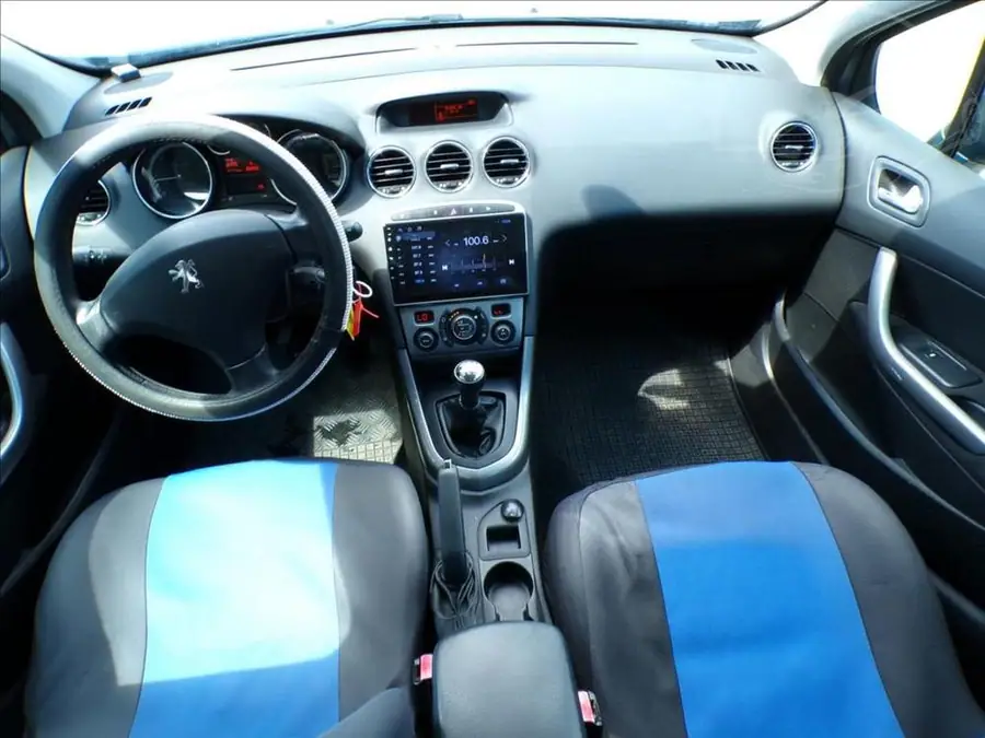 Peugeot 308 1,6 HDi — Interiér — palubní deska