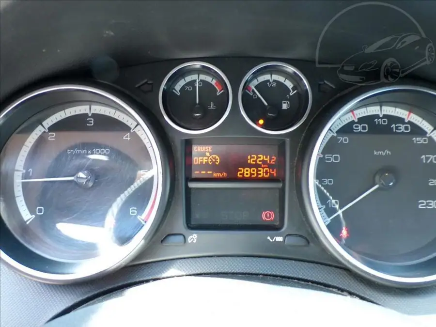 Peugeot 308 1,6 HDi — Přístrojový štít se stavem tachometru