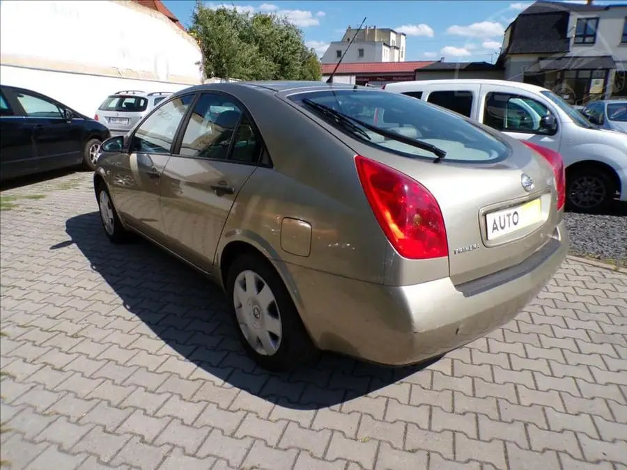 Nissan Primera 1,8 16V — Zezadu zprava