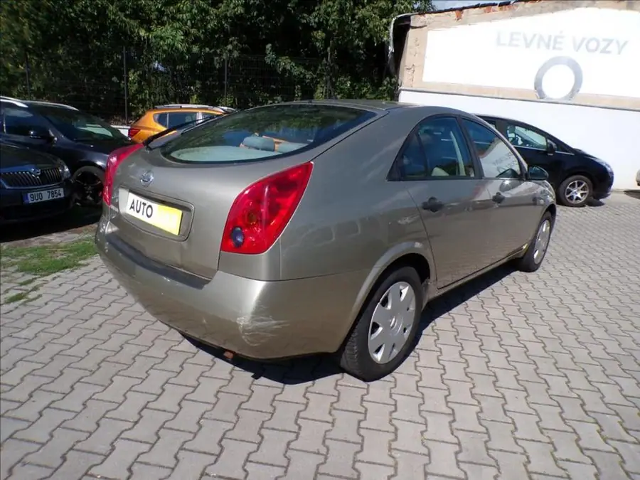 Nissan Primera 1,8 16V — Zezadu zleva