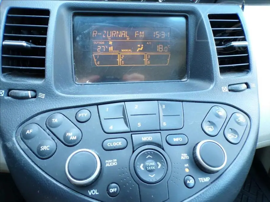 Nissan Primera 1,8 16V — Přístrojový štít se stavem tachometru