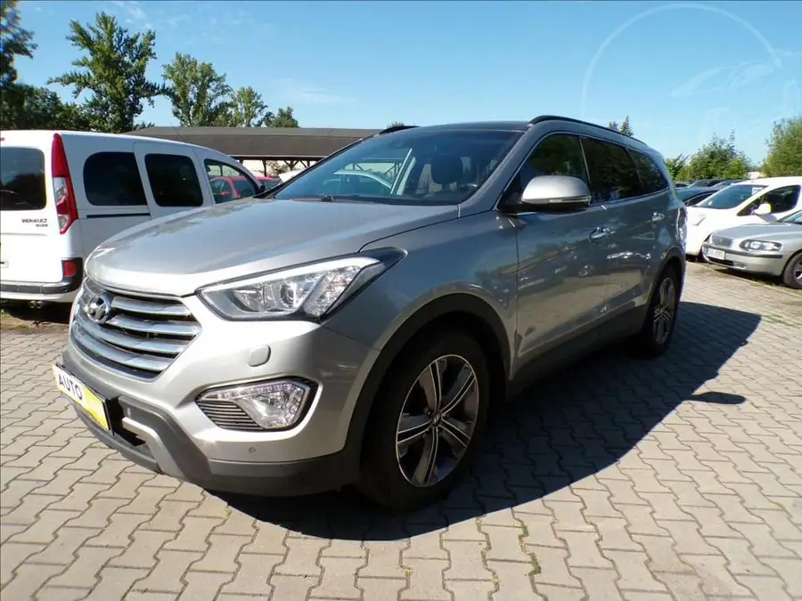 Hyundai Grand Santa Fe 2,2 CRDI  7 MÍST,TAŽNÉ ZAŘÍZENÍ — Zepředu zblízka