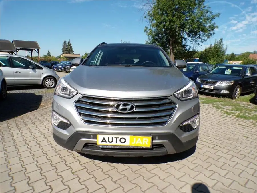 Hyundai Grand Santa Fe 2,2 CRDI  7 MÍST,TAŽNÉ ZAŘÍZENÍ — Čelní pohled