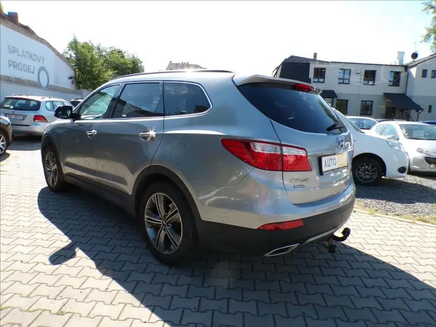 Hyundai Grand Santa Fe 2,2 CRDI  7 MÍST,TAŽNÉ ZAŘÍZENÍ — Zezadu zprava