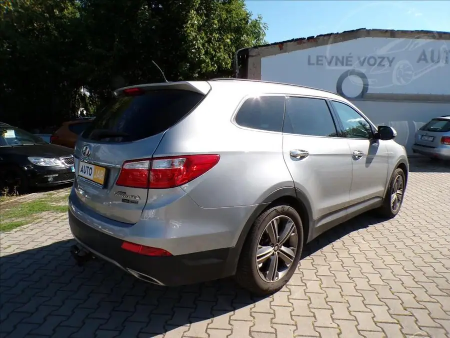 Hyundai Grand Santa Fe 2,2 CRDI  7 MÍST,TAŽNÉ ZAŘÍZENÍ — Zezadu zleva