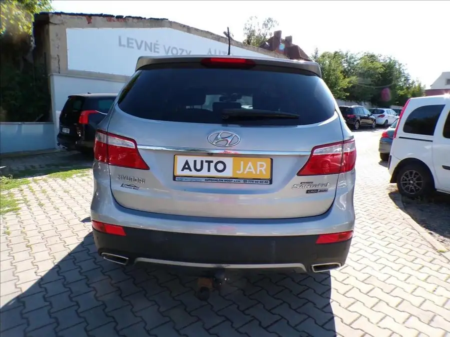 Hyundai Grand Santa Fe 2,2 CRDI  7 MÍST,TAŽNÉ ZAŘÍZENÍ — Zadní pohled