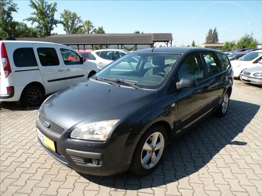 Ford Focus 1,6 16V  TAŽNÉ ZAŘÍZENÍ — Zepředu zblízka