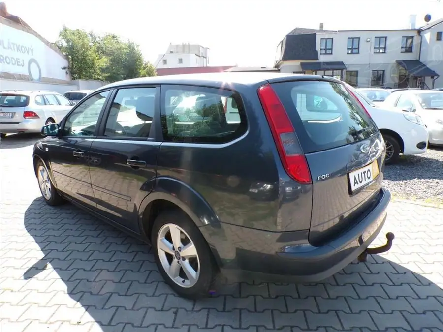 Ford Focus 1,6 16V  TAŽNÉ ZAŘÍZENÍ — Zezadu zprava