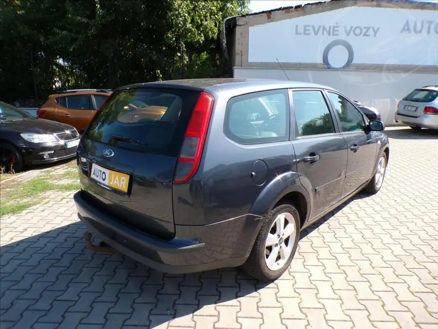 Ford Focus 1,6 16V  TAŽNÉ ZAŘÍZENÍ — Zezadu zleva