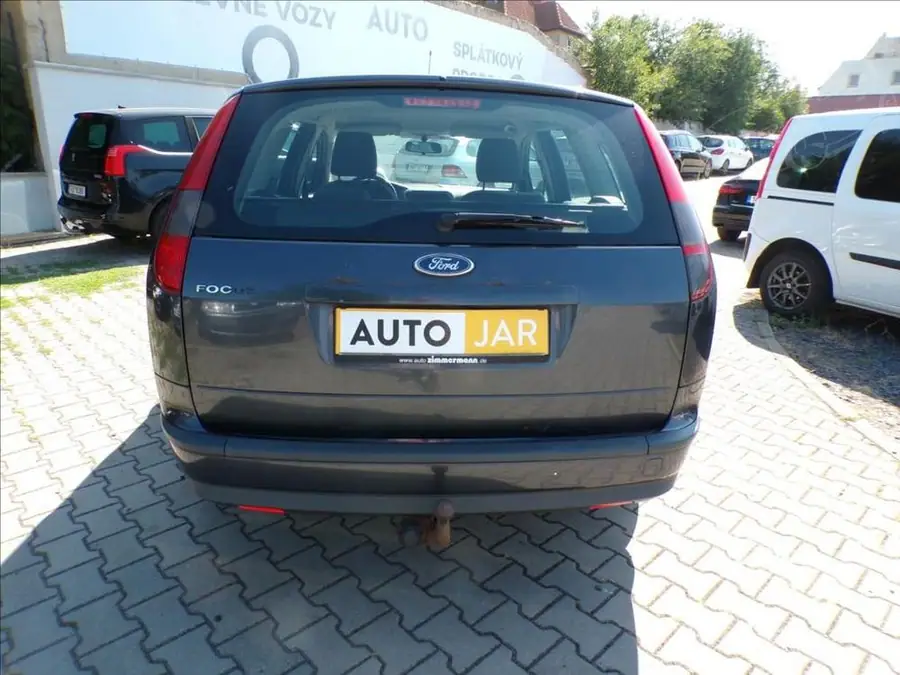 Ford Focus 1,6 16V  TAŽNÉ ZAŘÍZENÍ — Zadní pohled