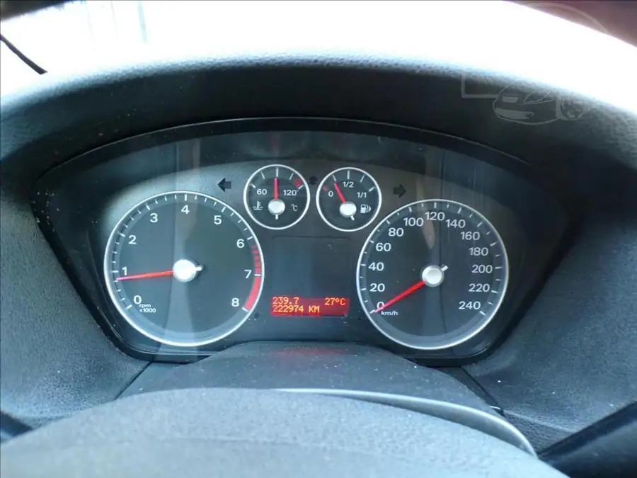 Ford Focus 1,6 16V  TAŽNÉ ZAŘÍZENÍ — Interiér — palubní deska