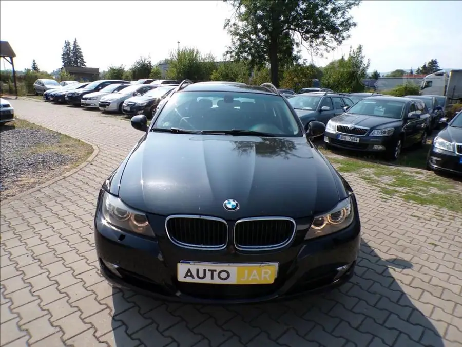 BMW 2,0 320D xDrive — Čelní pohled