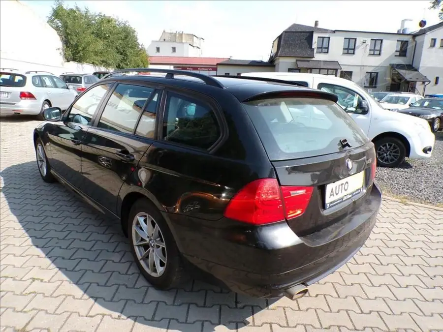 BMW 2,0 320D xDrive — Zezadu zprava