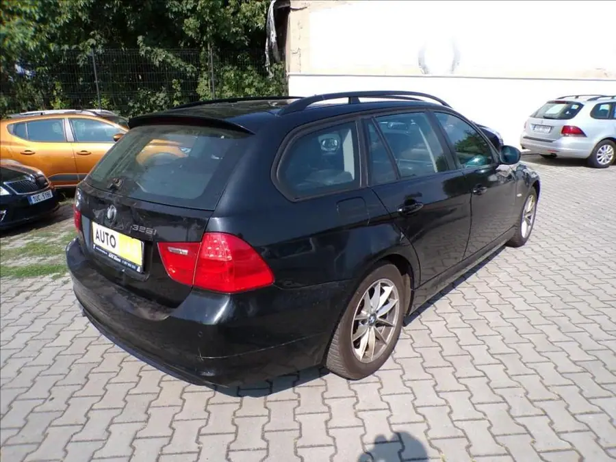 BMW 2,0 320D xDrive — Zezadu zleva