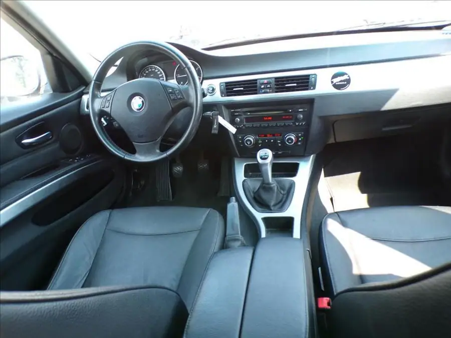 BMW 2,0 320D xDrive — Interiér — palubní deska