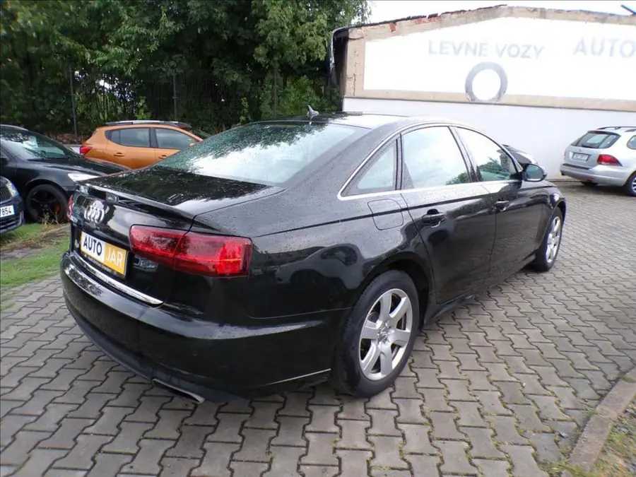 Audi A6 2,0 TFSI — Zezadu zleva
