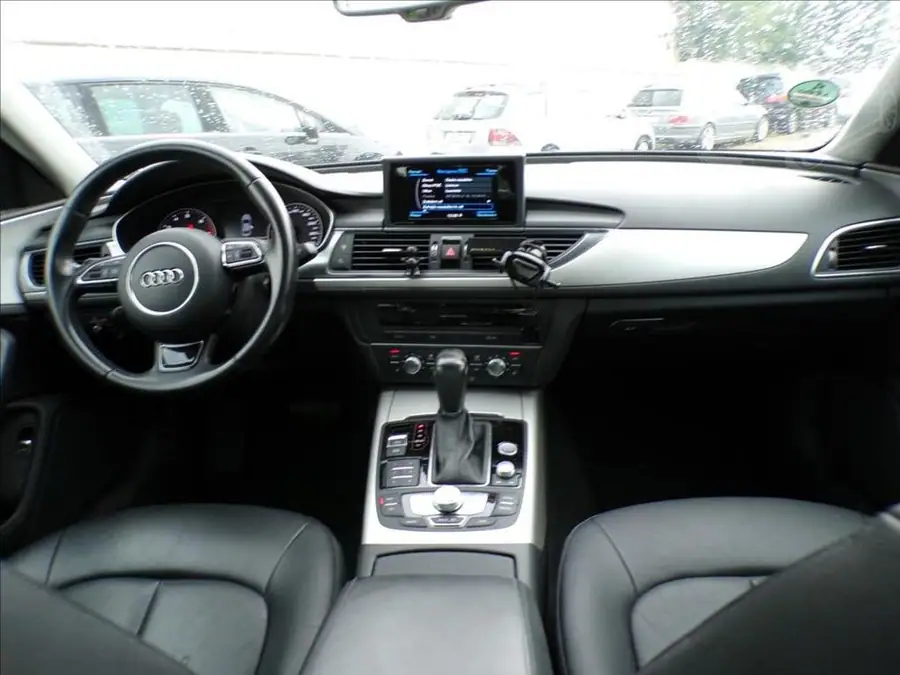 Audi A6 2,0 TFSI — Interiér — palubní deska