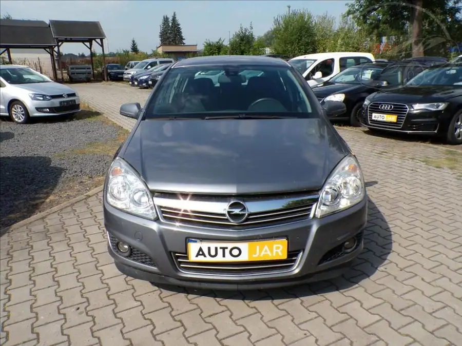 Opel Astra 1,6   AUTOMAT,TAŽ.ZAŘ. — Zepředu zblízka