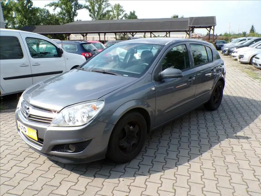 Opel Astra 1,6   AUTOMAT,TAŽ.ZAŘ. — Čelní pohled
